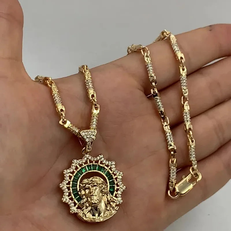 Cadena Sagrado Rostro de Cristo sostenida en la mano